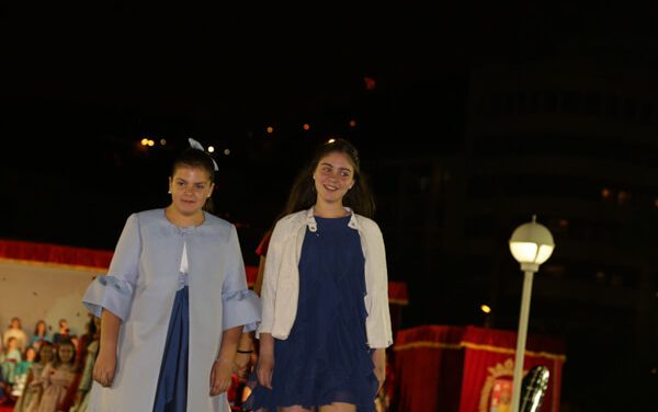 Los presidentes infantiles acompañan a sus candidatas en la gala del puerto