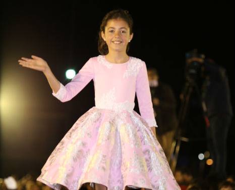 Las candidatas infantiles derrochan glamour en el puerto